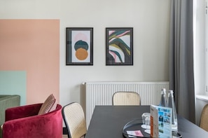 Appartement majestueux | Aire de séjour | Téléviseur à écran plat de 43 po avec télévision par satellite