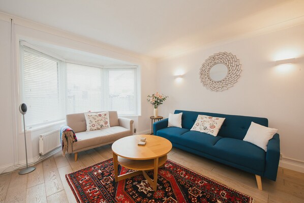 Departamento Deluxe | Sala de estar | Smart TV de 50 pulgadas con canales digitales y televisión 