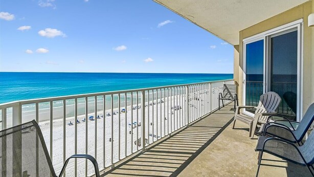 Ein Balkon mit Blick auf Strand und Meer.