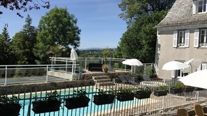 Una piscina al aire libre de temporada