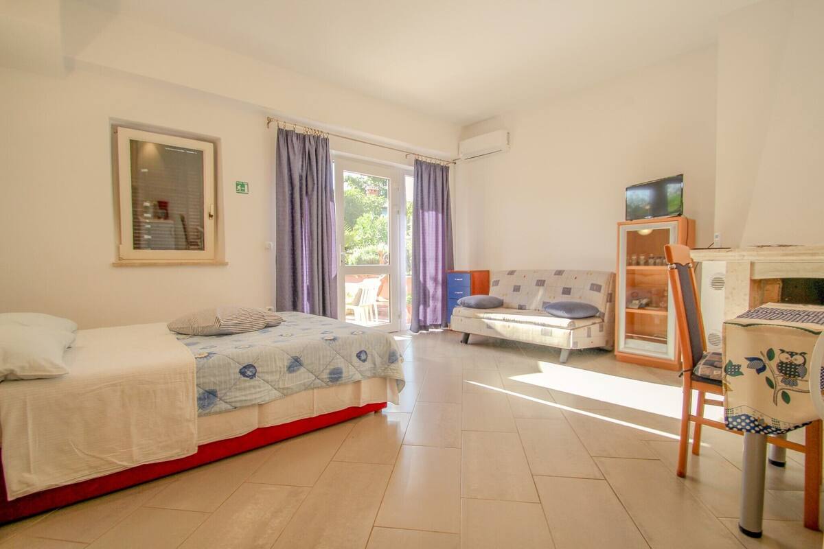 Escritorio, wifi gratis y ropa de cama 