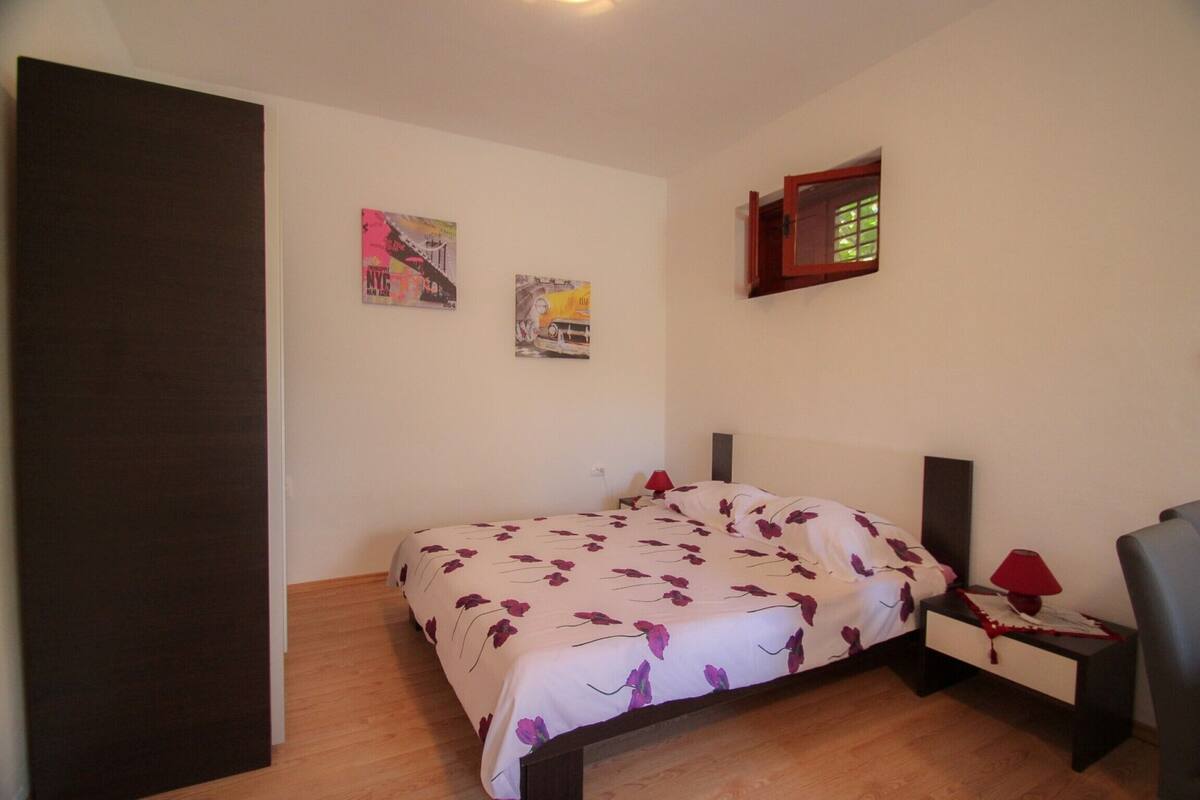 Studio Apartment | Desk, WiFi (free), bed sheets