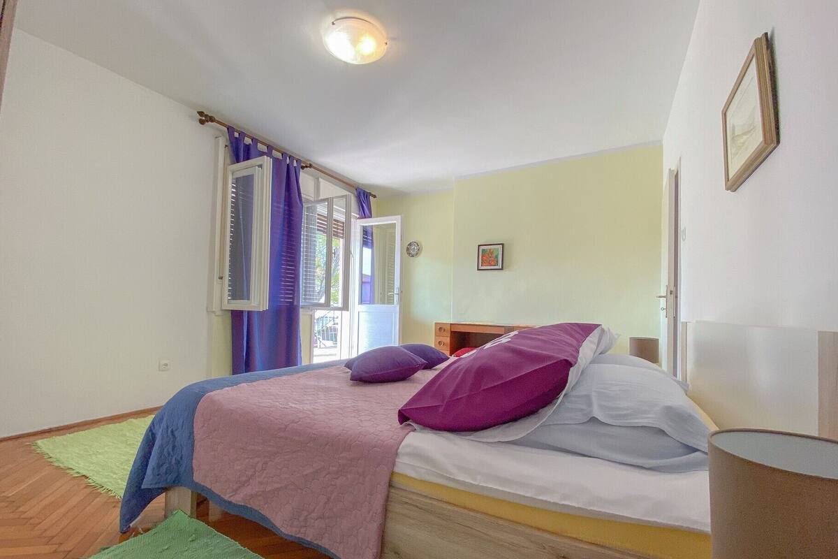 Apartment, Balcony | Desk, WiFi (free), bed sheets