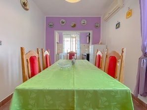 Placa de cocina, cafetera/tetera, utensilios de cocina
