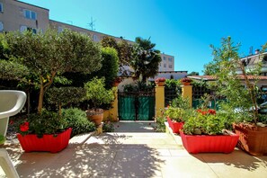 Apartment, Terrace (Green) | Courtyard view - Alenka (Novigrad)