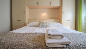 Apartment, Terrace (Green) | WiFi (free), bed sheets - Alenka (Novigrad)