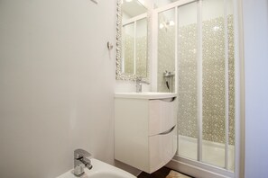 Studio (Apartment) | Badezimmer | Dusche, Handtücher, Toilettenpapier