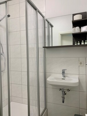 Dusche, Haartrockner, Handtücher