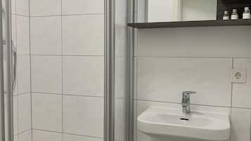 Dusj, hårføner og håndklær