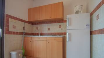 Appartamento, terrazzo | Angolo cottura privato | Frigorifero con congelatore, piano cottura, macchina per tè/caffè