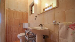 Apartament, terrassa | Bany | Dutxa, tovalloles i paper higiènic 