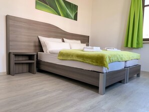 1 bedroom, travel cot, free WiFi, bed sheets - Double room-Classic-Private Bathroom-Apartment (Stadtlengsfeld)