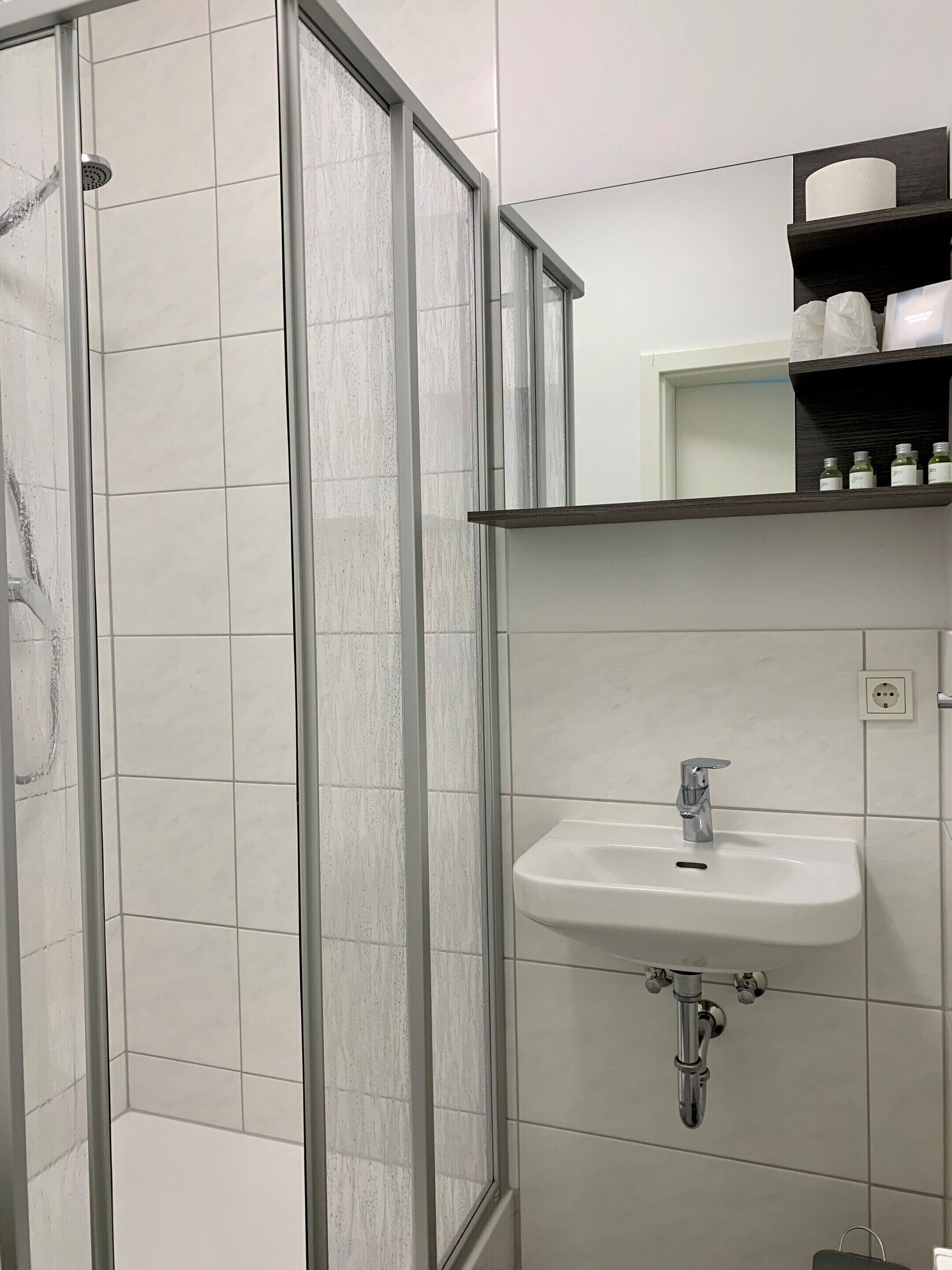 Dusche, Haartrockner, Handtücher