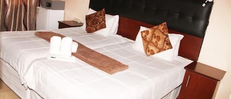 Classic-Vierbettzimmer | Zimmersafe, Schreibtisch, Verdunkelungsvorhänge, Bügeleisen/Bügelbrett