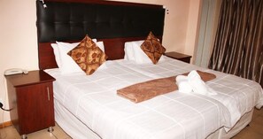 ห้องคลาสสิกสำหรับสี่ท่าน | ตู้นิรภัยในห้องพัก, โต๊ะทำงาน, ผ้าม่านกันแสง, เตารีด/โต๊ะรีดผ้า