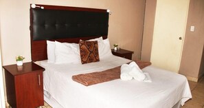 Dobbeltrom – standard | Safe på rommet, skrivebord, blendingsgardiner og strykejern/-brett