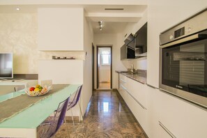 Departamento, Terraza | Cocina privada | Refrigerador con congelador, microondas, horno y parrilla de estufa