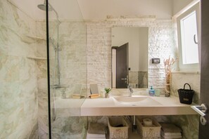 Apartment, Terrasse | Badezimmer | Dusche, Haartrockner, Handtücher, Seife