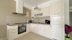 Appartamento, al piano terra (Dino) | Cucina privata | Frigorifero con congelatore, microonde, forno, piano cottura