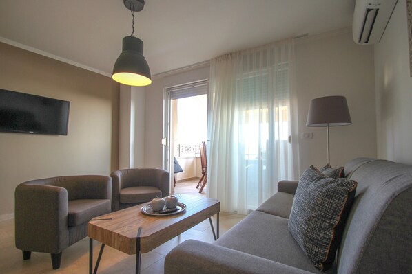 Appartamento (Split Level) | Area soggiorno | TV a schermo piatto