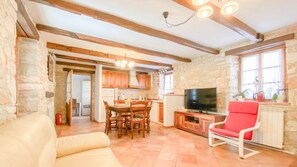 House, 2 Bedrooms | Private kitchen | Full-sized fridge, microwave, oven, stovetop