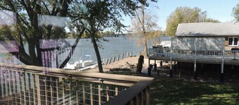 Riverside Treehouse