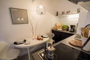 Deluxe Apartment (9) | Private kitchen | Full-size fridge, oven, stovetop, dishwasher