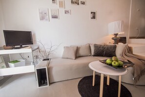 Deluxe Apartment (9) | Living area | Flat-screen TV