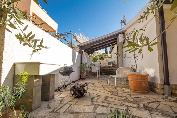 Deluxe Apartment (9) | Courtyard view