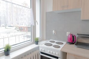 Lägenhet Standard | Eget kök | Minikylskåp, spishäll, vattenkokare och grytor/köksredskap