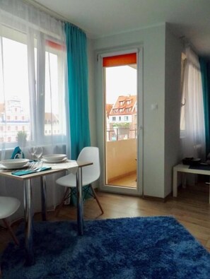 Lägenhet Deluxe - balkong | Vardagsrum | 32-tums platt-tv med kabelkanaler och tv