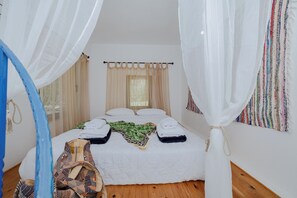 5 quartos, ferros/tábuas de passar roupa, berço de viagem