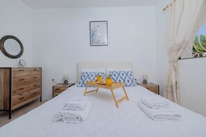 5 bedrooms, iron/ironing board, travel cot, free WiFi - Eco Beachfront Villa (Gennadi)