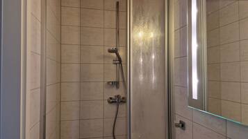 Doccia, asciugacapelli, carta igienica