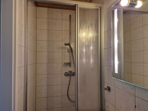 Suihku, hiustenkuivaaja, vessapaperi