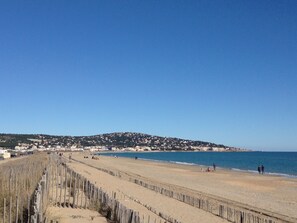 Una spiaggia nelle vicinanze