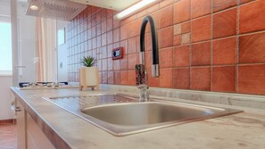 Apartment, Meerblick (A4) | Eigene Küche | Ofen, Herdplatte, Wasserkocher mit Kaffee-/Teezubehör