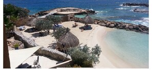 Plage, chaises longues, serviettes de plage