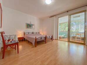 Apartment, 1 Bedroom (3) | 1 bedroom, desk, free WiFi, bed sheets