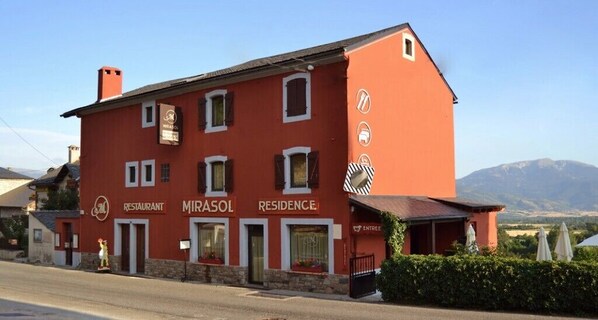 Situated in a rural setting, this building offers a restaurant and residence on the ground floor, with a residential unit above.
