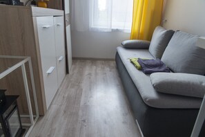 Studio Tiêu chuẩn | Khu phòng khách | TV màn hình phẳng 32-inch có truyền hình cáp, TV 