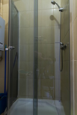 Studio Tiêu chuẩn | Phòng tắm | Buồng tắm vòi sen, vòi sen thủy lực, máy sấy tóc, khăn tắm 