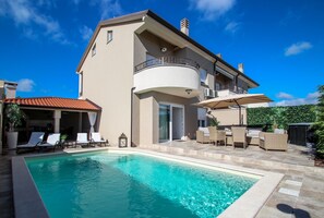 Piscine extérieure (ouverte en saison), parasols de plage