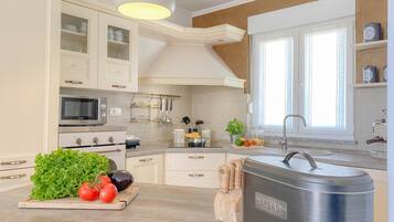 House, 3 Bedrooms | Private kitchen | Full-size fridge, microwave, oven, dishwasher