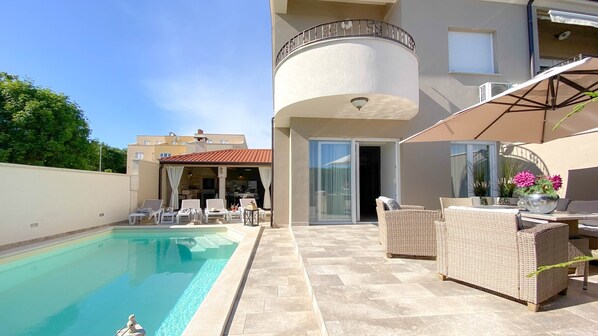Piscine extérieure (ouverte en saison), parasols de plage