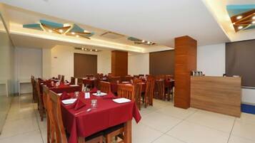 Desayuno continental (INR 150 por persona)