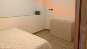 2 室のベッドルーム、アイロン / アイロン台、WiFi (無料)、ベッドシーツ