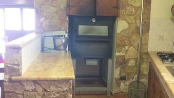 Réfrigérateur, four, plaque de cuisson, cafetière/bouilloire