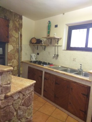 Kühlschrank, Ofen, Herdplatte, Wasserkocher mit Kaffee-/Teezubehör