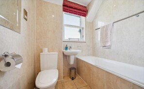 Bathroom - Number 15 Lomond Castle - Sleeps 6 guests in 3 bedrooms (Alexandria)